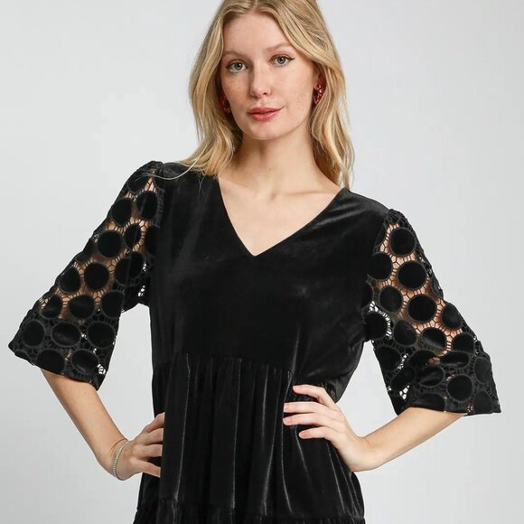 SMALL 3 TIER V-NECK VELVET DRESS WITH LACE AND VELVET SLEEVES - Picture 4 of 5